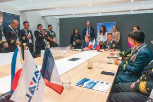 Les représentants du ministère de la défense nationale de la marine philippine et de Naval Group en pleine discusion