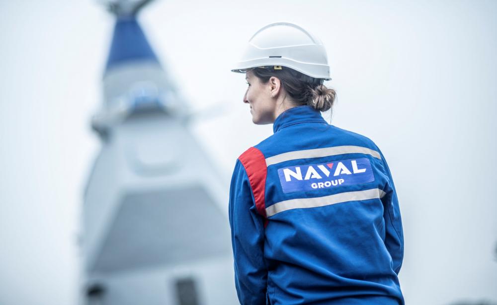 Femme en EPI sur un bateau avec une combinaison Naval Group