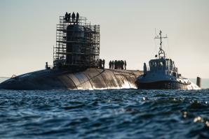 Le SNLE Le Vigilant tracté par un bateau