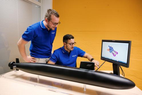  Ingénieurs à coté d'une mqette de sous-marin à Brest