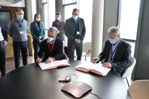 Signature  entre Naval Group et la start-up Icarus Swarms